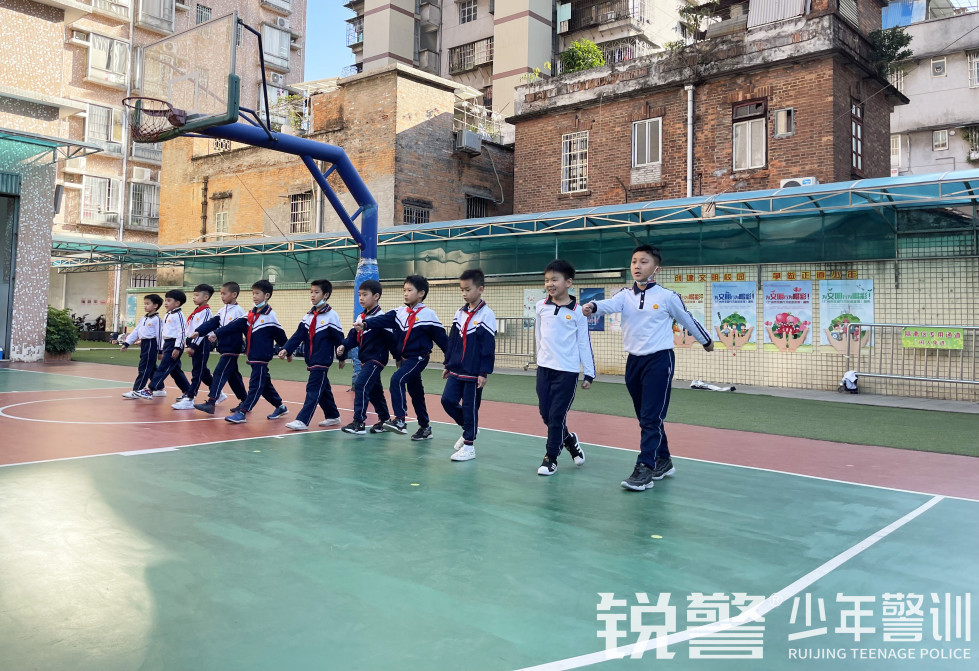 銳警少(shǎo)年(nián)警訓 踐行(xíng)“雙減”強體(tǐ)魄，海(hǎi)珠區(qū)前進路(lù)小(xiǎo)學素質拓展訓練