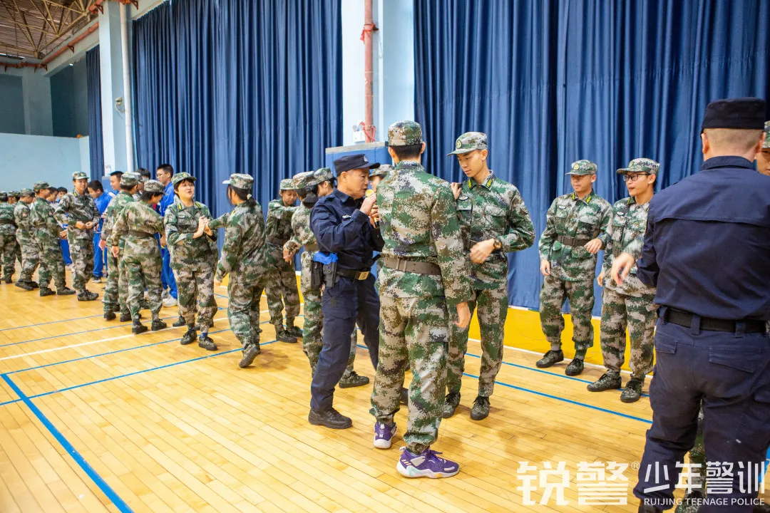 銳警少(shǎo)年(nián)警訓：學習(xí)防身(shēn)技(jì)能(néng) 提高(gāo)安全意識，廣大(dà)附中安全教育活動