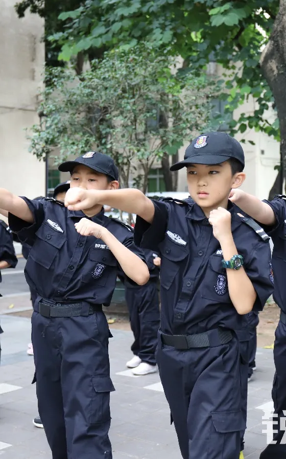 銳警少(shǎo)年(nián)警訓夏令營：雛鷹新飛(fēi)，溫室小(xiǎo)花(huā)蛻變之旅，成長(cháng)的(de)力量