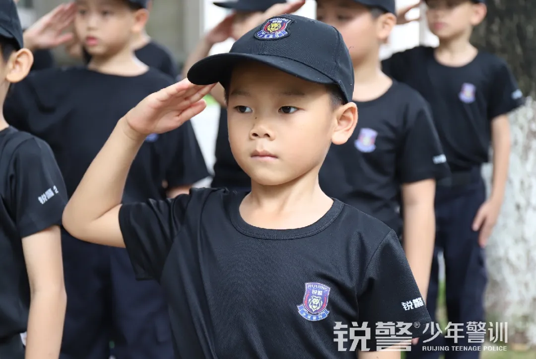 銳警少(shǎo)年(nián)警訓夏令營：雛鷹新飛(fēi)，溫室小(xiǎo)花(huā)蛻變之旅，成長(cháng)的(de)力量