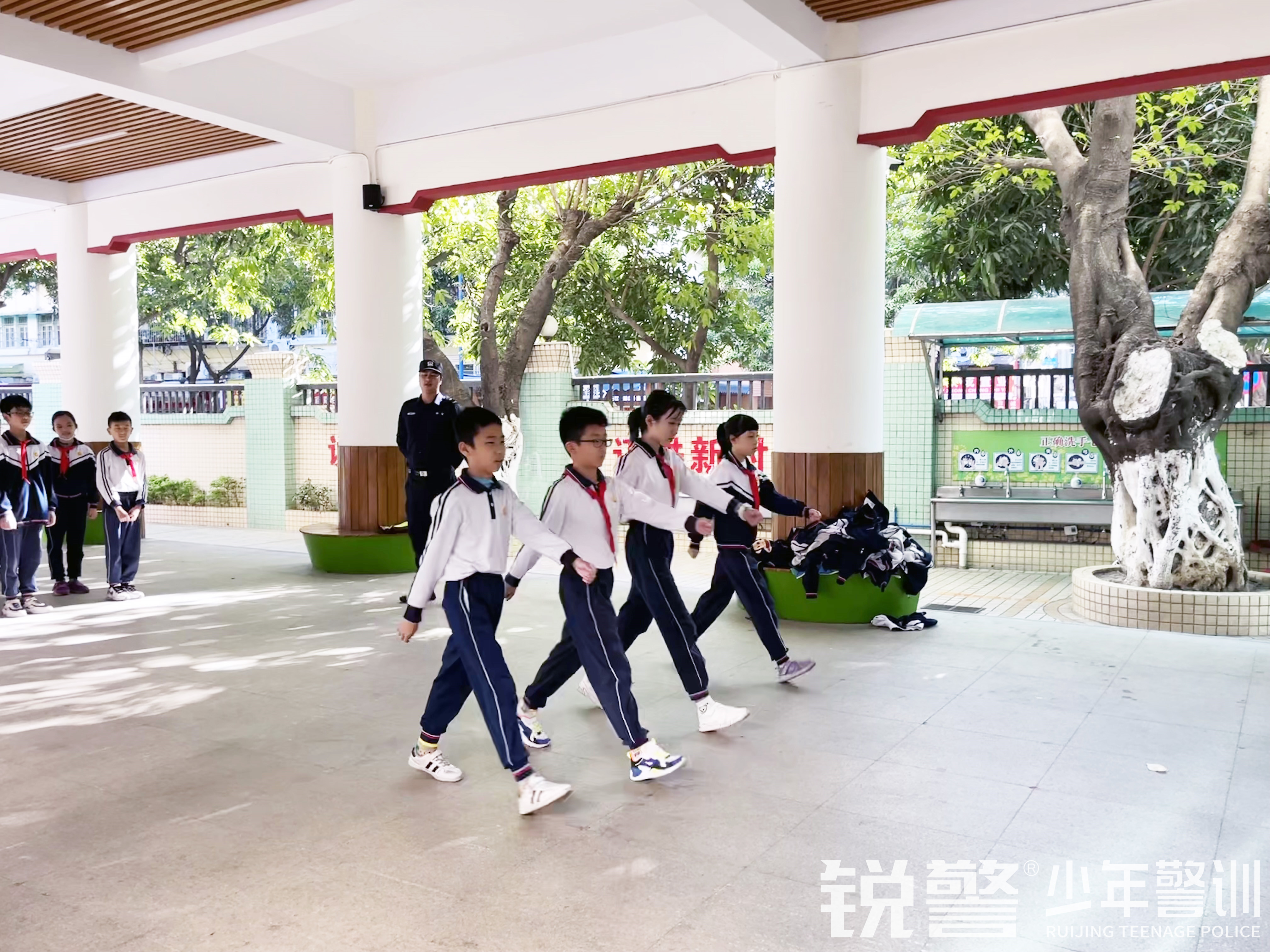 銳警少(shǎo)年(nián)警訓 踐行(xíng)“雙減”強體(tǐ)魄，海(hǎi)珠區(qū)前進路(lù)小(xiǎo)學素質拓展訓練
