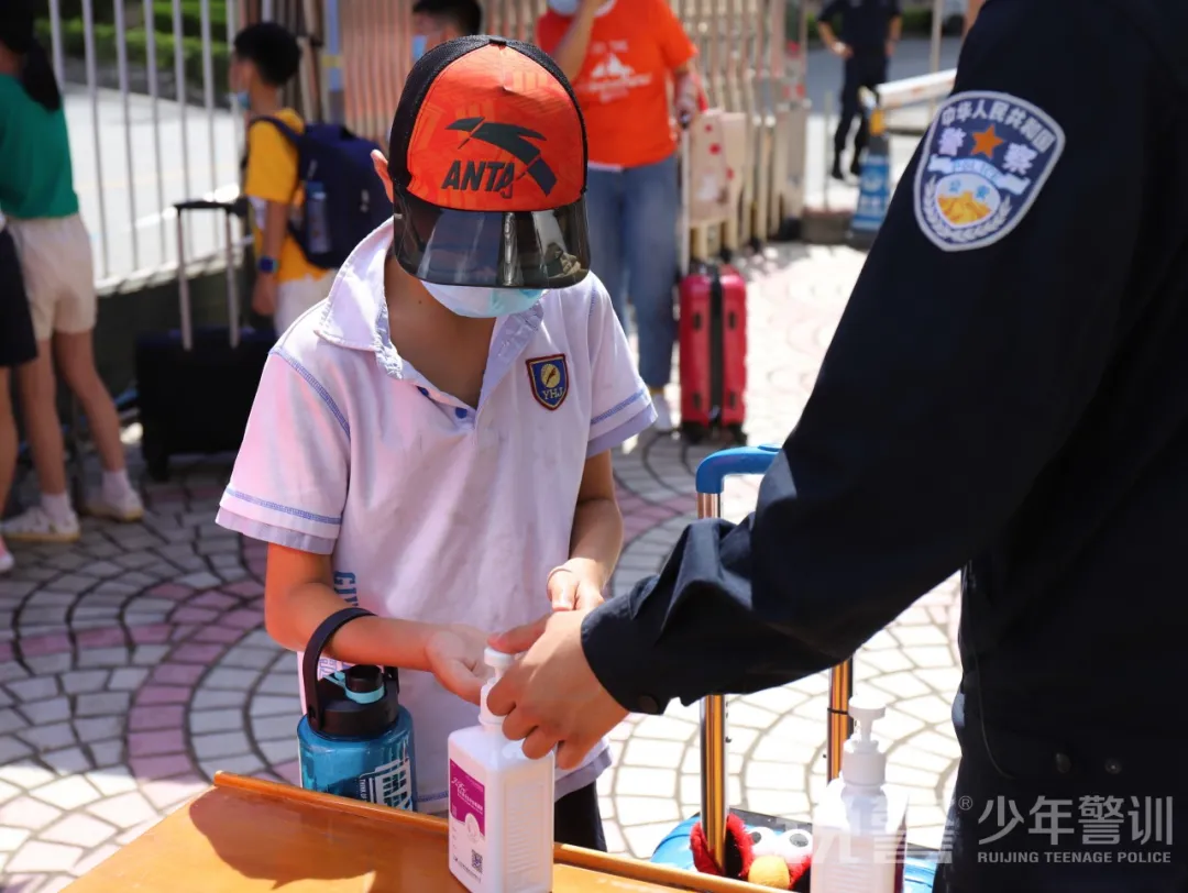 廣東(dōng)警官學院少(shǎo)年(nián)警訓提前營開(kāi)營：逆風(fēng)成長(cháng) 乘風(fēng)破浪