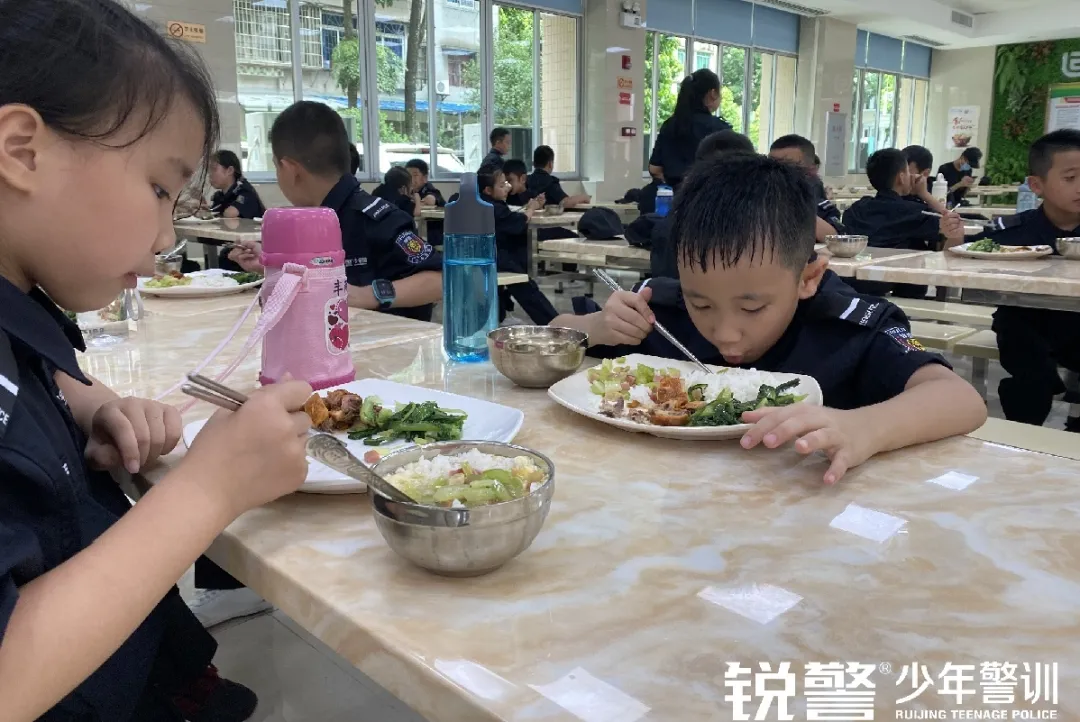 廣東(dōng)警官學院少(shǎo)年(nián)警訓提前營開(kāi)營：逆風(fēng)成長(cháng) 乘風(fēng)破浪