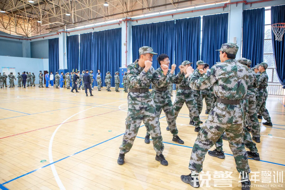 銳警少(shǎo)年(nián)警訓：學習(xí)防身(shēn)技(jì)能(néng) 提高(gāo)安全意識，廣大(dà)附中安全教育活動