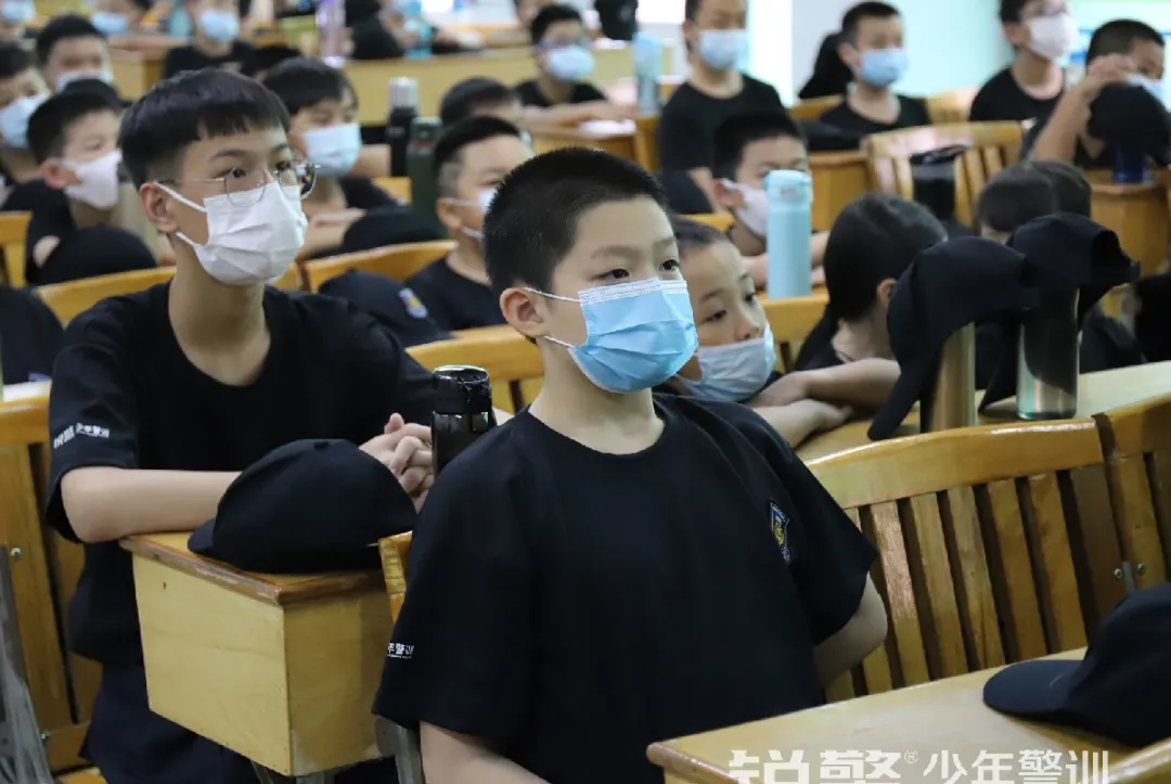 銳警少(shǎo)年(nián)警訓夏令營：雛鷹新飛(fēi)，溫室小(xiǎo)花(huā)蛻變之旅，成長(cháng)的(de)力量