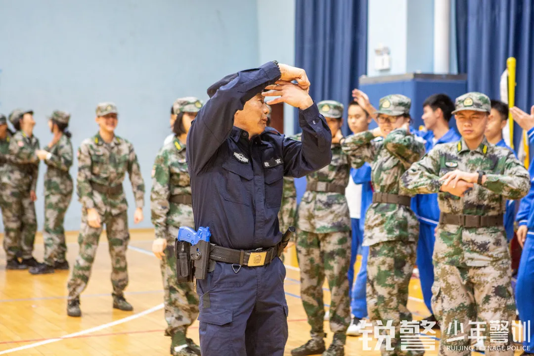 銳警少(shǎo)年(nián)警訓：學習(xí)防身(shēn)技(jì)能(néng) 提高(gāo)安全意識，廣大(dà)附中安全教育活動