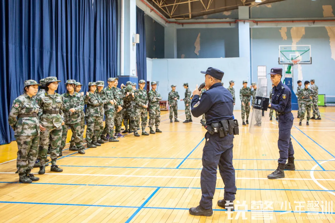 銳警少(shǎo)年(nián)警訓：學習(xí)防身(shēn)技(jì)能(néng) 提高(gāo)安全意識，廣大(dà)附中安全教育活動