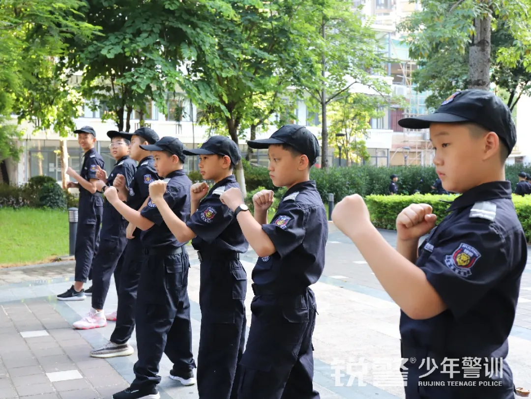 銳警少(shǎo)年(nián)警訓夏令營：雛鷹新飛(fēi)，溫室小(xiǎo)花(huā)蛻變之旅，成長(cháng)的(de)力量