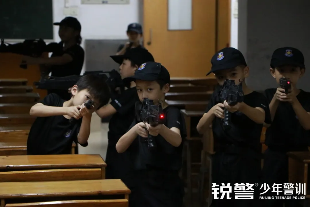 銳警少(shǎo)年(nián)警訓夏令營：雛鷹新飛(fēi)，溫室小(xiǎo)花(huā)蛻變之旅，成長(cháng)的(de)力量