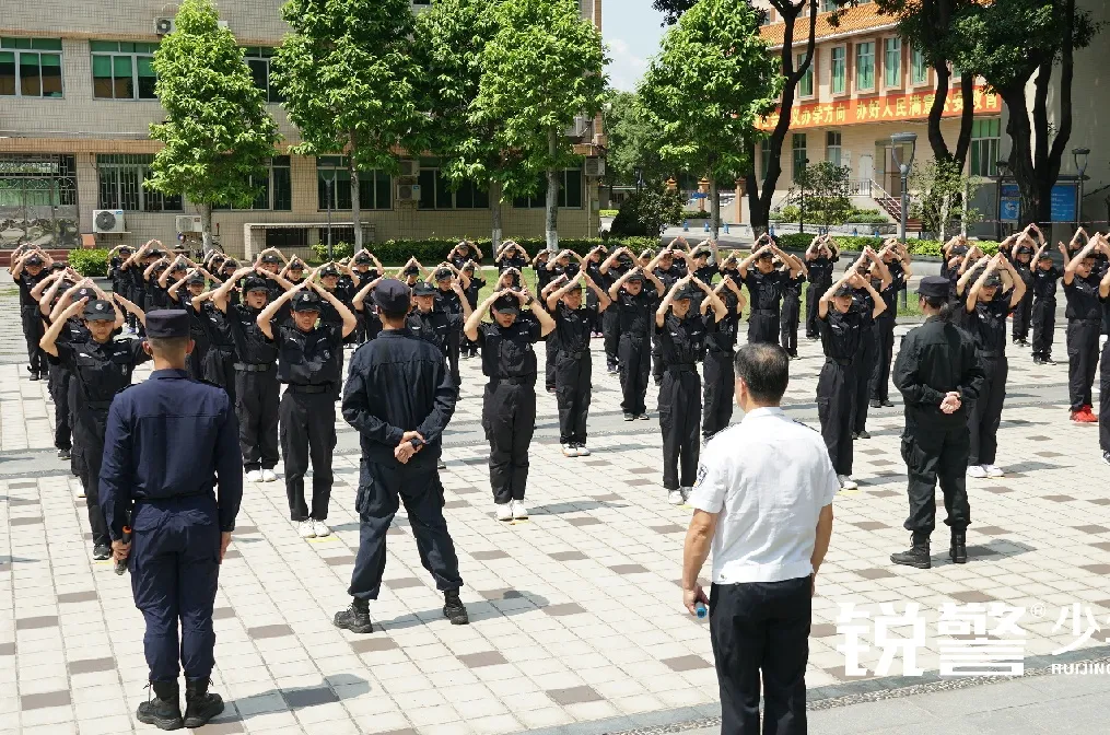 銳警少(shǎo)年(nián)警訓夏令營：我們在奔跑，創造屬于自(zì)己的(de)警察夢