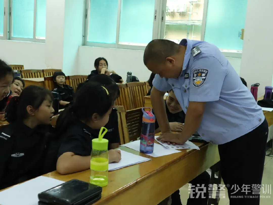 銳警少(shǎo)年(nián)警訓夏令營：雛鷹新飛(fēi)，溫室小(xiǎo)花(huā)蛻變之旅，成長(cháng)的(de)力量