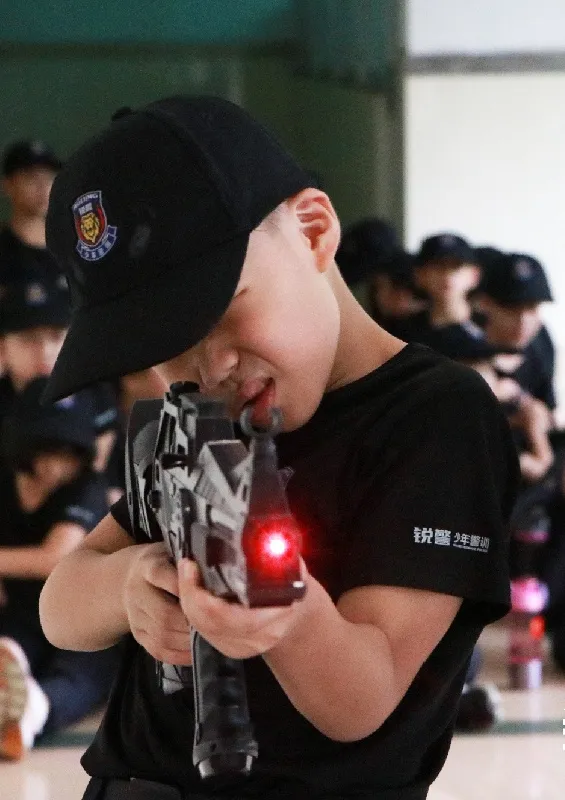 銳警少(shǎo)年(nián)警訓夏令營：雛鷹新飛(fēi)，溫室小(xiǎo)花(huā)蛻變之旅，成長(cháng)的(de)力量