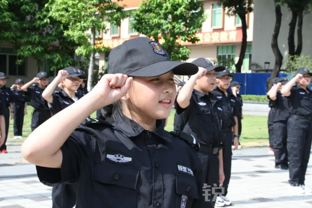 廣東(dōng)警官學院少(shǎo)年(nián)警訓提前營開(kāi)營：逆風(fēng)成長(cháng) 乘風(fēng)破浪