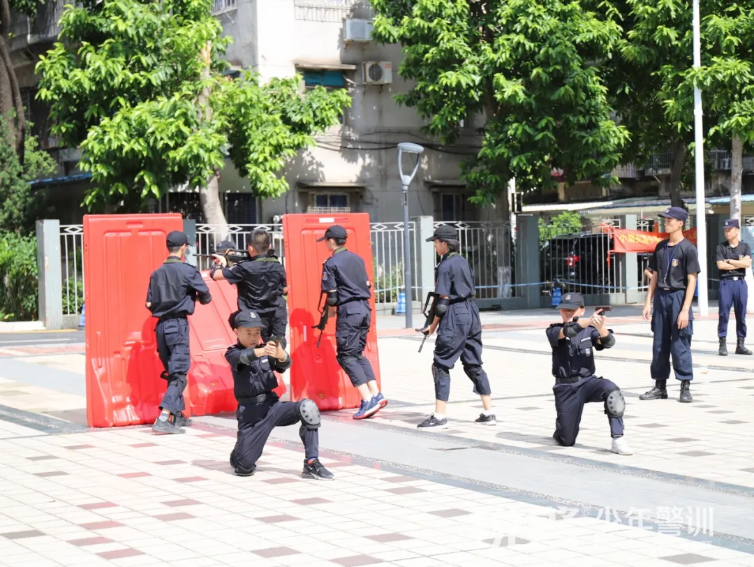 銳警少(shǎo)年(nián)警訓夏令營：我們在奔跑，創造屬于自(zì)己的(de)警察夢