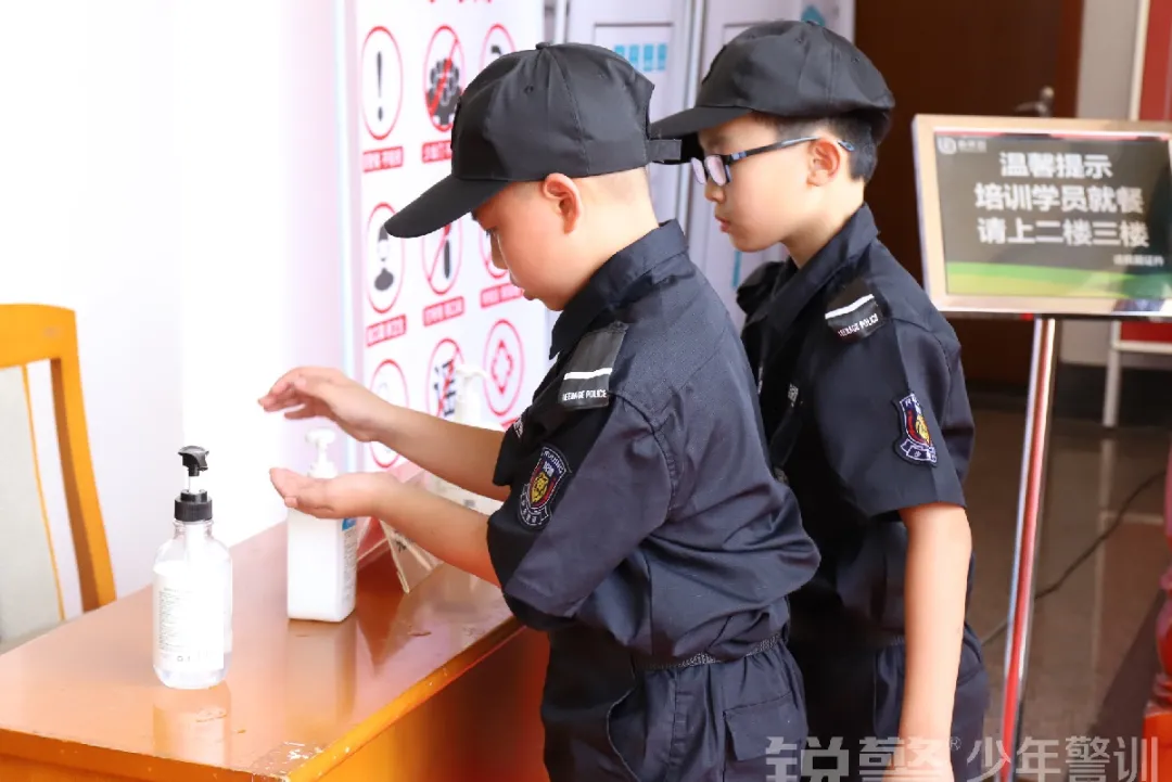 廣東(dōng)警官學院少(shǎo)年(nián)警訓提前營開(kāi)營：逆風(fēng)成長(cháng) 乘風(fēng)破浪
