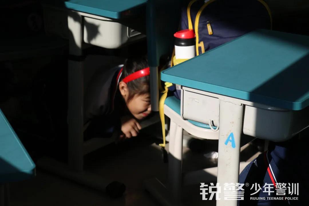 銳警少(shǎo)年(nián)警訓：海(hǎi)珠區(qū)昌崗中路(lù)小(xiǎo)學防恐防暴安全教育活動