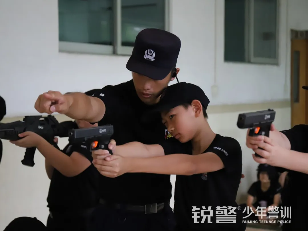 銳警少(shǎo)年(nián)警訓夏令營：雛鷹新飛(fēi)，溫室小(xiǎo)花(huā)蛻變之旅，成長(cháng)的(de)力量