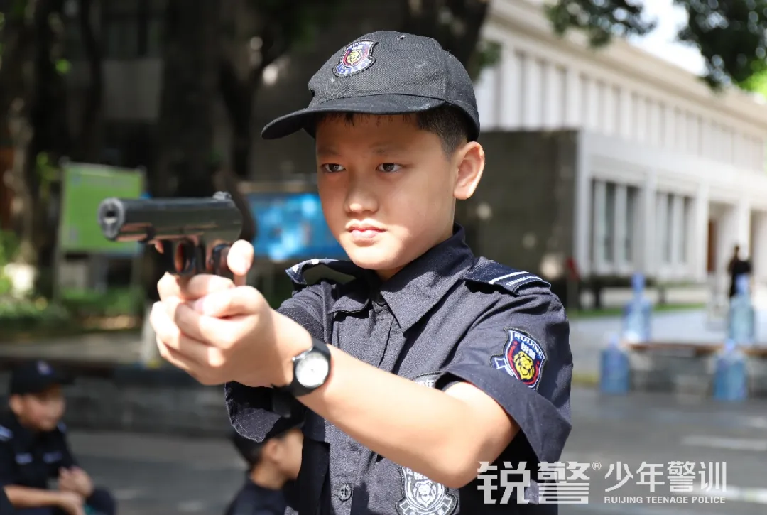 銳警少(shǎo)年(nián)警訓夏令營：雛鷹新飛(fēi)，溫室小(xiǎo)花(huā)蛻變之旅，成長(cháng)的(de)力量