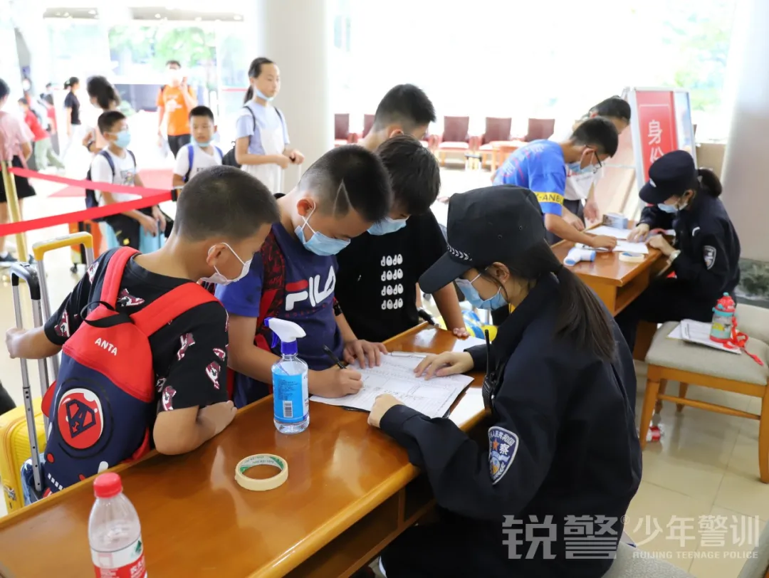 廣東(dōng)警官學院少(shǎo)年(nián)警訓提前營開(kāi)營：逆風(fēng)成長(cháng) 乘風(fēng)破浪