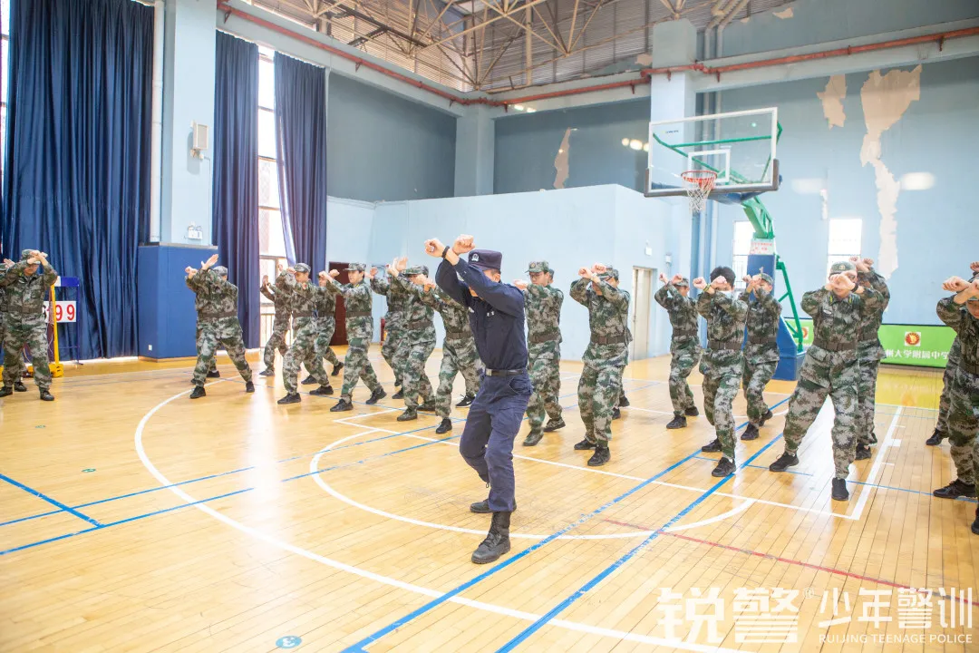 銳警少(shǎo)年(nián)警訓：學習(xí)防身(shēn)技(jì)能(néng) 提高(gāo)安全意識，廣大(dà)附中安全教育活動