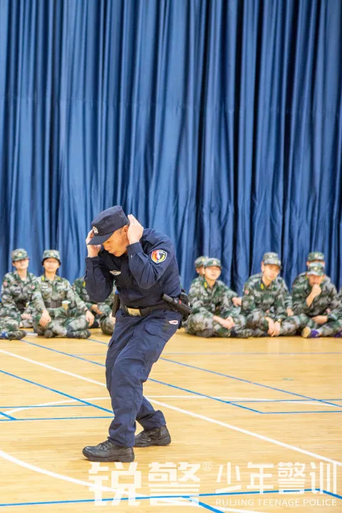 銳警少(shǎo)年(nián)警訓：學習(xí)防身(shēn)技(jì)能(néng) 提高(gāo)安全意識，廣大(dà)附中安全教育活動