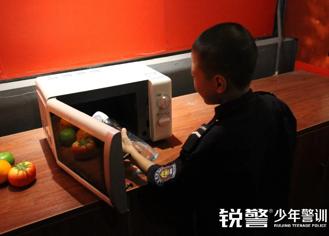 銳警少(shǎo)年(nián)警訓夏令營：雛鷹新飛(fēi)，溫室小(xiǎo)花(huā)蛻變之旅，成長(cháng)的(de)力量