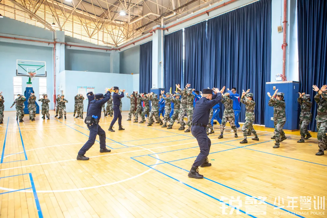 銳警少(shǎo)年(nián)警訓：學習(xí)防身(shēn)技(jì)能(néng) 提高(gāo)安全意識，廣大(dà)附中安全教育活動