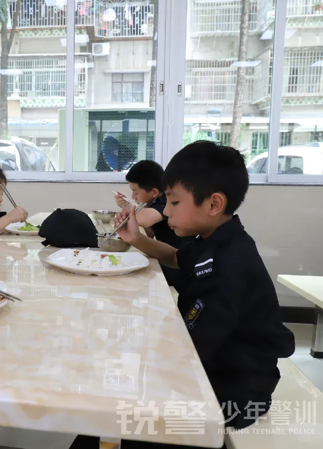 廣東(dōng)警官學院少(shǎo)年(nián)警訓提前營開(kāi)營：逆風(fēng)成長(cháng) 乘風(fēng)破浪