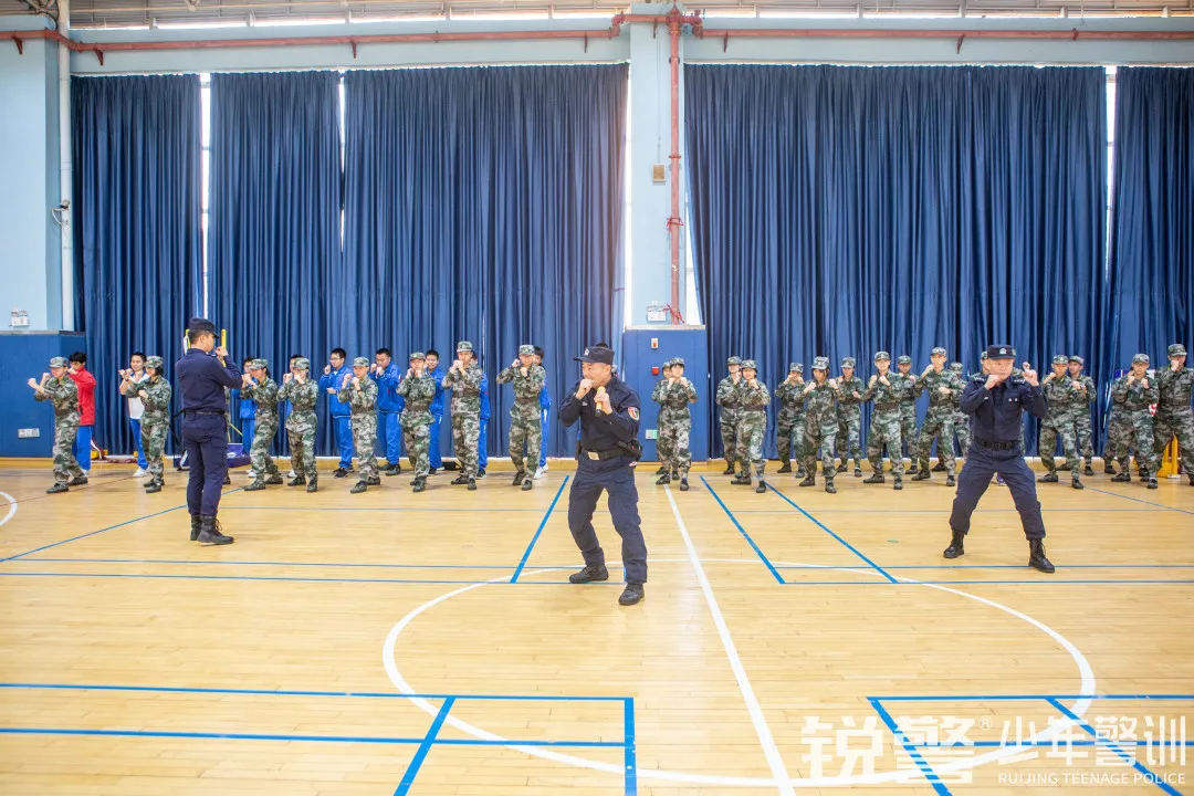 銳警少(shǎo)年(nián)警訓：學習(xí)防身(shēn)技(jì)能(néng) 提高(gāo)安全意識，廣大(dà)附中安全教育活動