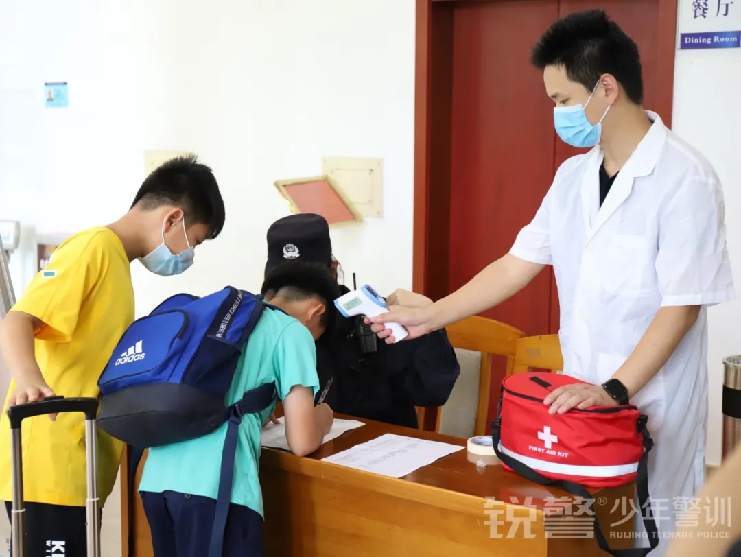 廣東(dōng)警官學院少(shǎo)年(nián)警訓提前營開(kāi)營：逆風(fēng)成長(cháng) 乘風(fēng)破浪