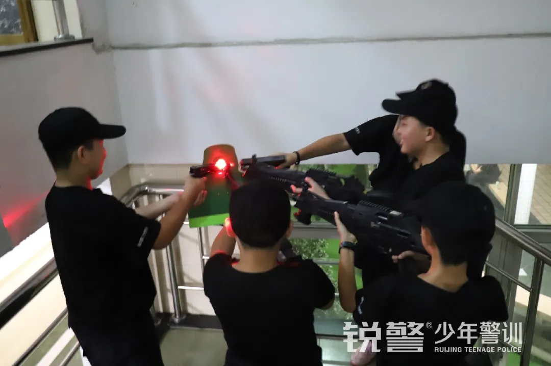 銳警少(shǎo)年(nián)警訓夏令營：雛鷹新飛(fēi)，溫室小(xiǎo)花(huā)蛻變之旅，成長(cháng)的(de)力量