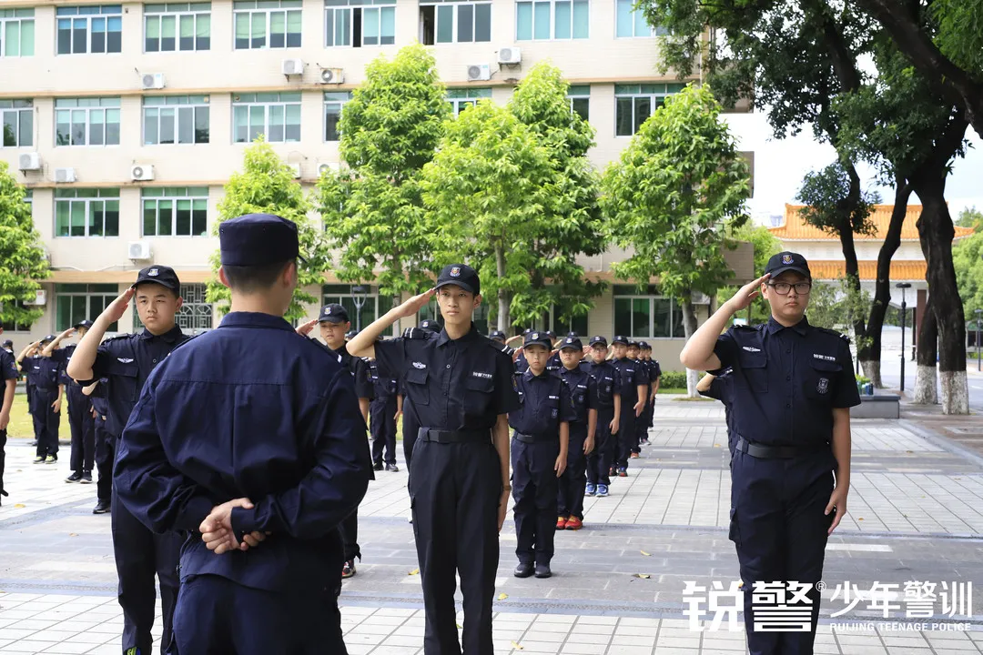 銳警少(shǎo)年(nián)警訓夏令營：成長(cháng)，就(jiù)是(shì)不(bù)斷突破自(zì)己