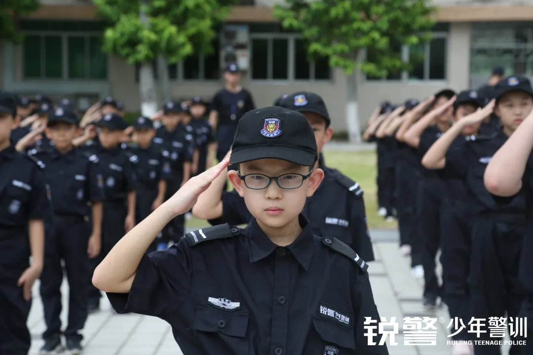 銳警少(shǎo)年(nián)警訓夏令營：成長(cháng)，就(jiù)是(shì)不(bù)斷突破自(zì)己