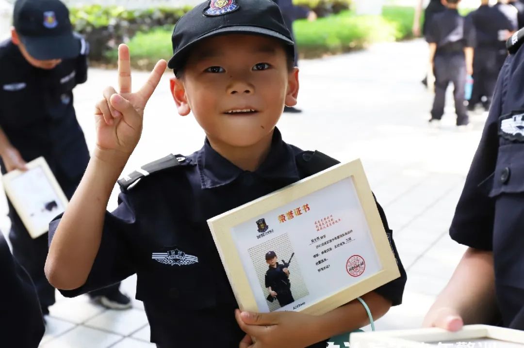 銳警少(shǎo)年(nián)警訓夏令營：我們在奔跑，創造屬于自(zì)己的(de)警察夢