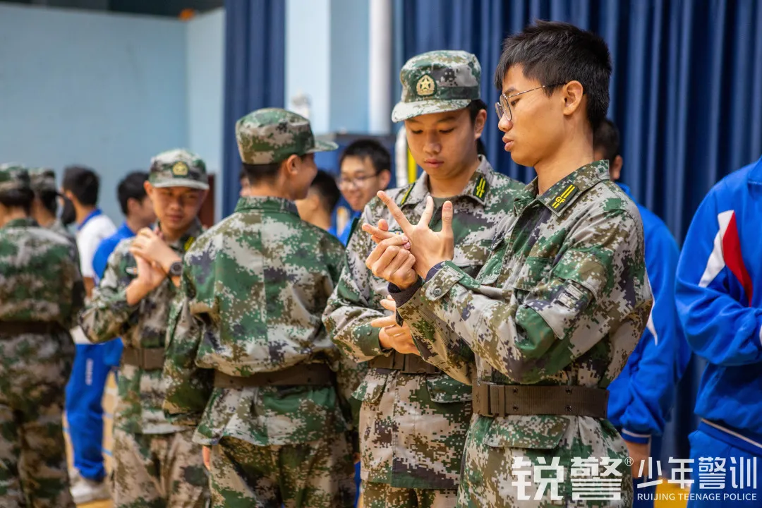 銳警少(shǎo)年(nián)警訓：學習(xí)防身(shēn)技(jì)能(néng) 提高(gāo)安全意識，廣大(dà)附中安全教育活動