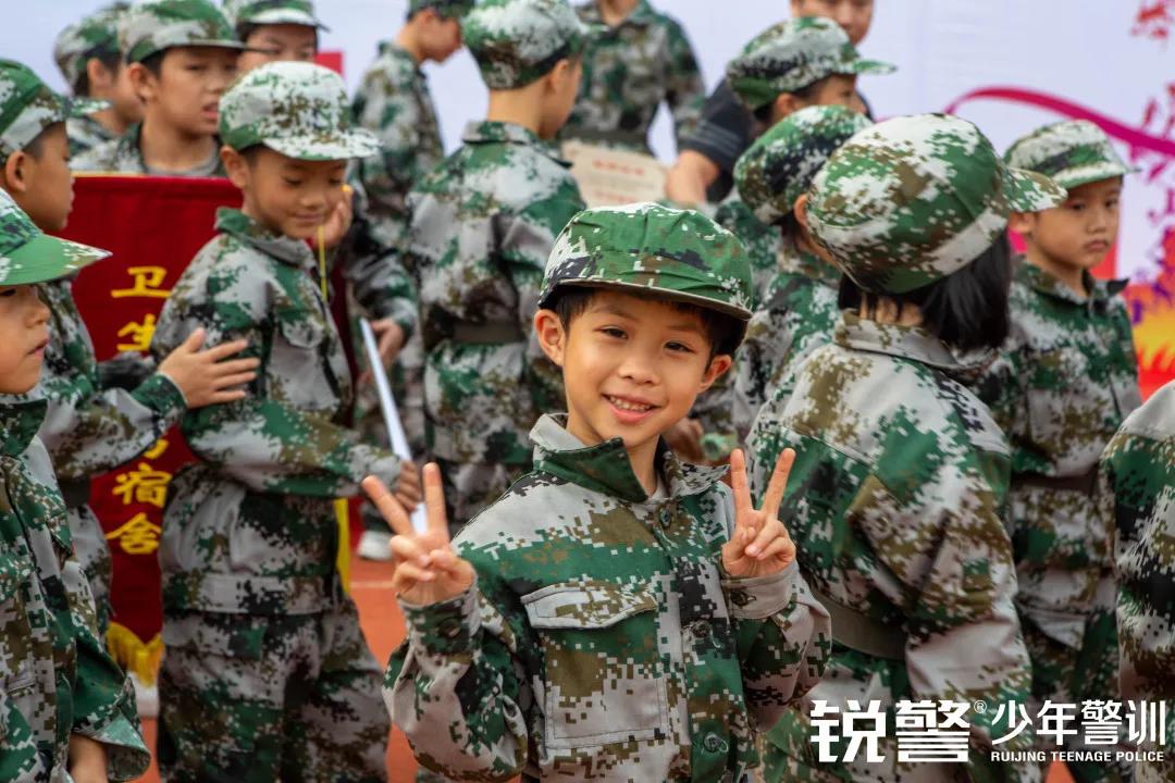 軍事(shì)素質拓展：一(yī)身(shēn)戎裝，乘風(fēng)破浪