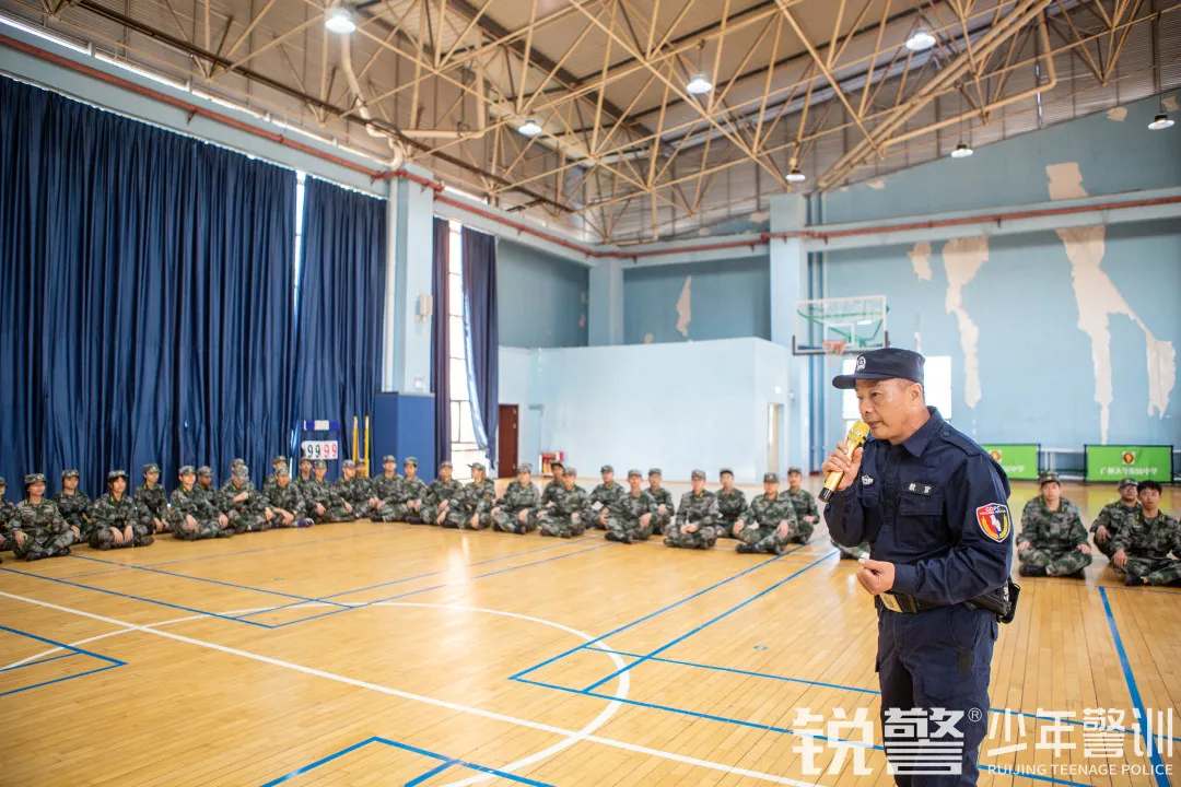 銳警少(shǎo)年(nián)警訓：學習(xí)防身(shēn)技(jì)能(néng) 提高(gāo)安全意識，廣大(dà)附中安全教育活動