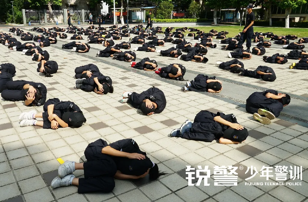 銳警少(shǎo)年(nián)警訓夏令營：我們在奔跑，創造屬于自(zì)己的(de)警察夢