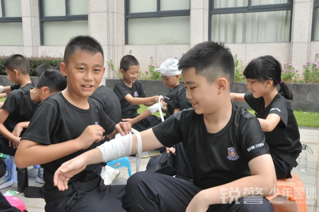 銳警少(shǎo)年(nián)警訓夏令營：雛鷹新飛(fēi)，溫室小(xiǎo)花(huā)蛻變之旅，成長(cháng)的(de)力量